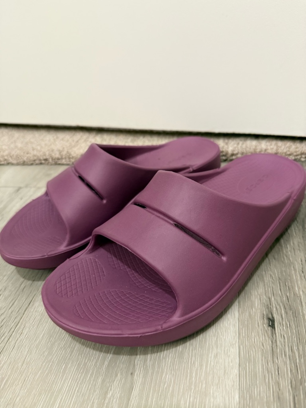 Oofos Women’s Purple Recovery Slides Women’s Size 10